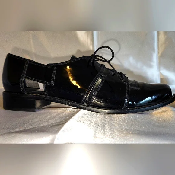 STUART WEITZMAN BLK PATENT LEATHER LOAFERS WITH SIDE CUTOUT SIZE 7 - Picture 9 of 12
